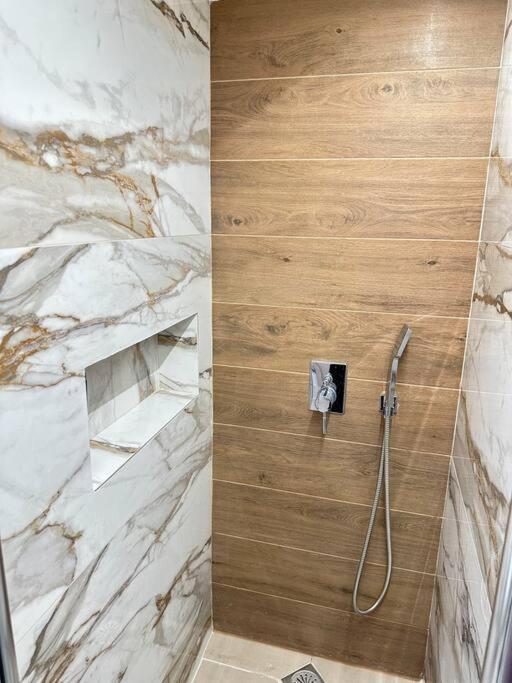 אתונה A Fully Renewed Modern Apartment מראה חיצוני תמונה